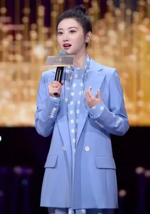 景甜低高调现身春晚彩排,丸子头空气刘海减龄俏皮,真30岁啦?