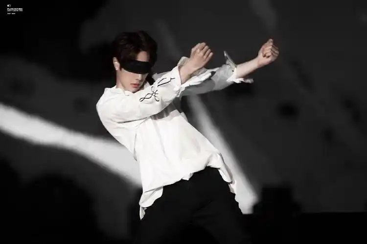 或许在分开后看见对方眼睛的那一刻肖战会有些尴尬,但王一博脑袋里却