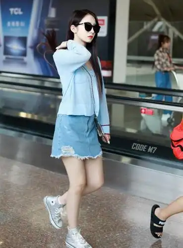 21岁孟美岐当导师后变高调,背3千8卡夹配1千7墨镜走机场,真壕