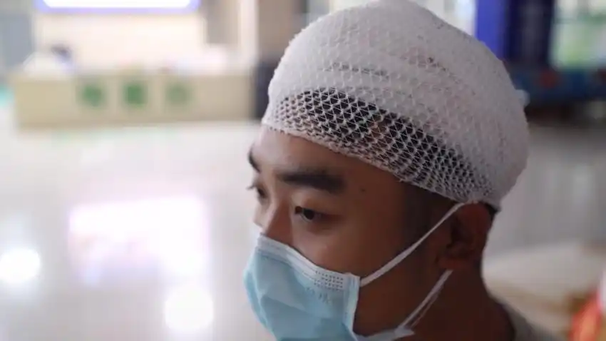 四川一辅警救火时头部受伤仍不退却群众点赞