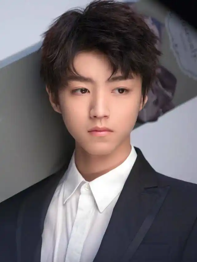 王俊凯新片路透图皮肤黑360度都是死角,为戏牺牲形象演乡下小伙