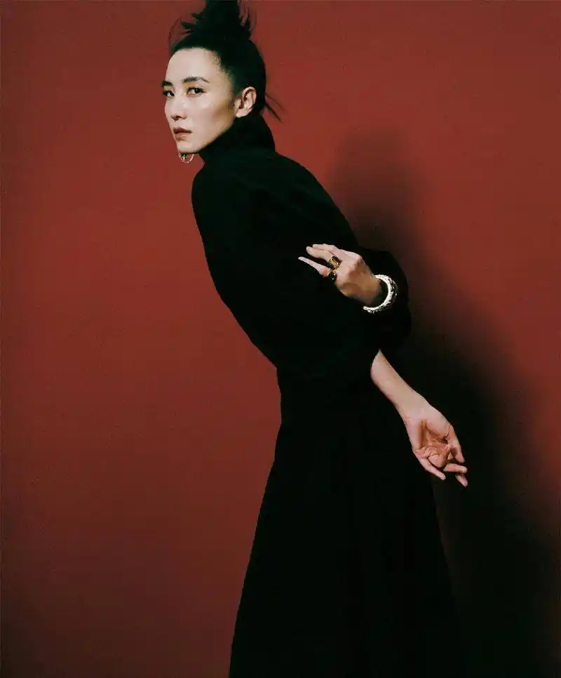 原创小宋佳红裙出镜下摆高时尚秀细腿配大光明发型美得高级霸气