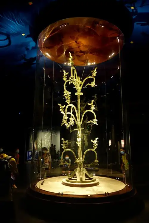 三星堆出土文物通天神树分三层每层分延伸3个树枝共九枝每枝朝不同