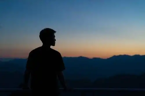 一个人旅行,最怕的不是路上的孤独,而是没人给自己拍照片