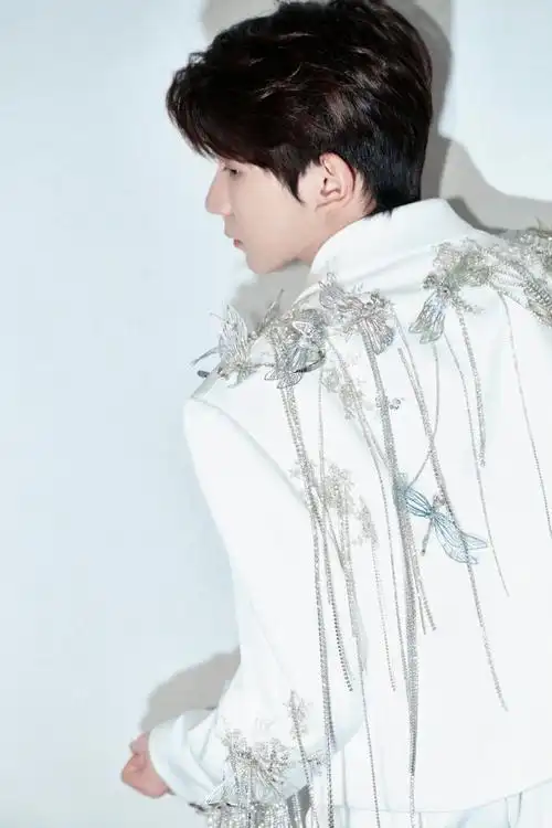 每人和王源说一声晚安