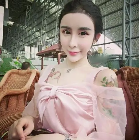 15岁少女整容变"蛇妖" 细数全球疯狂整容案例