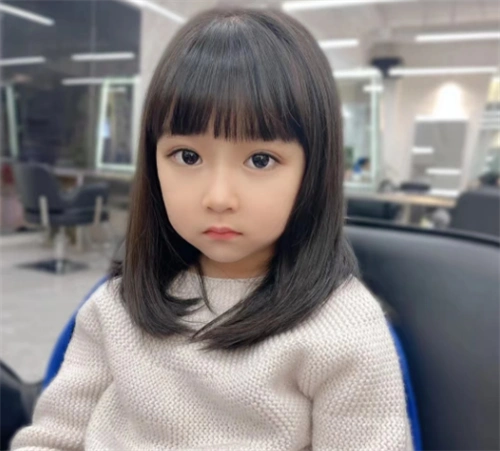 波波头又叫妹妹头,饱满圆润的短发弧度,简约大气又好看.