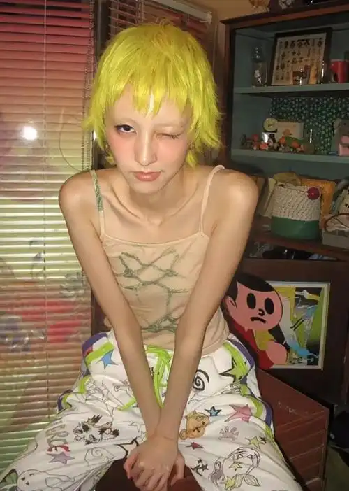 华晨宇女友放飞自我穿吊带胸口伤痕明显染黄发太个性