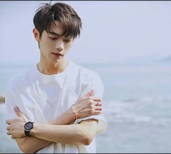 许凯##许凯晒一次腹肌奖励自己两个汉堡