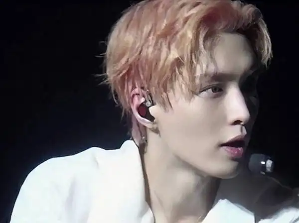 哇张艺兴金发侧颜上了热搜等这天等好久了你们更喜欢欢欢金发还是黑发