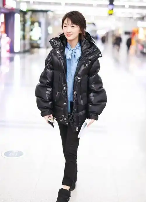 这次现身机场的周冬雨,身穿浅灰色超长款卫衣,搭配黑色短靴更显减龄