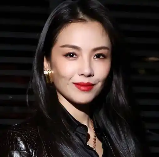 42岁郭晶晶和45岁刘涛亮相时装周:有人颜值昙花一现,有人越老越年轻