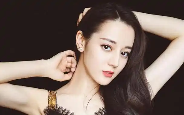迪丽热巴这一名字在华语娱乐界已经如日中天,成为了整个亚洲的焦点.