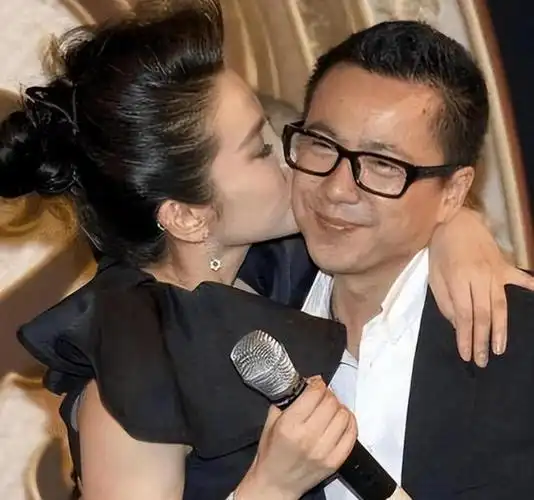 当时霍思燕与王中磊的关系非常的亲密,在各种活动中,她常常都能占据c