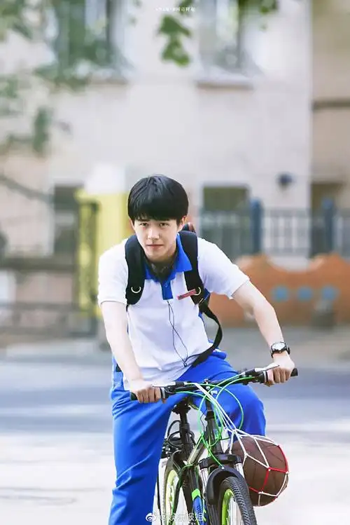 刘昊然晒工作间隙打篮球随拍##刘昊然晒打篮球照梦回余淮