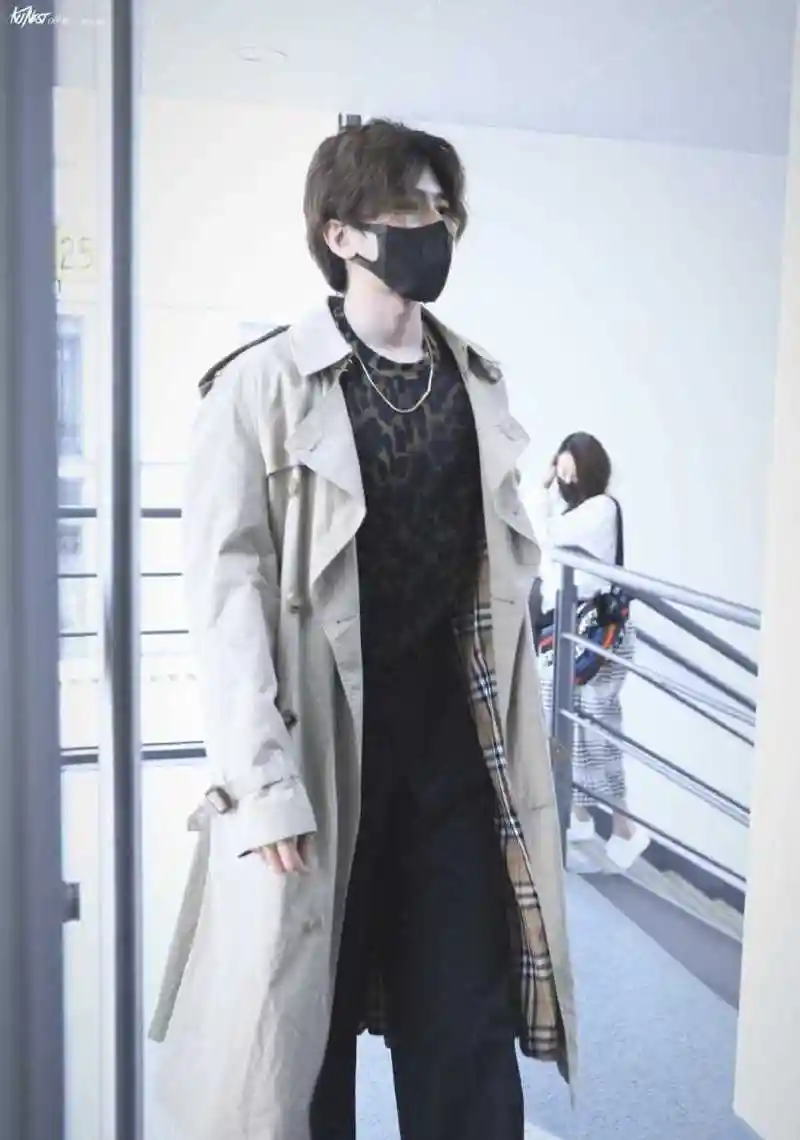 蔡徐坤 行走的衣架子,穿风衣的坤坤稳重大气,绅士风度十足