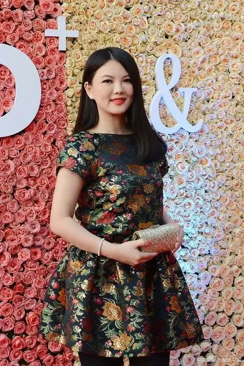 内娱迎来整顿大洗牌,李湘反应最快第一个停播,聪明人都跟上了