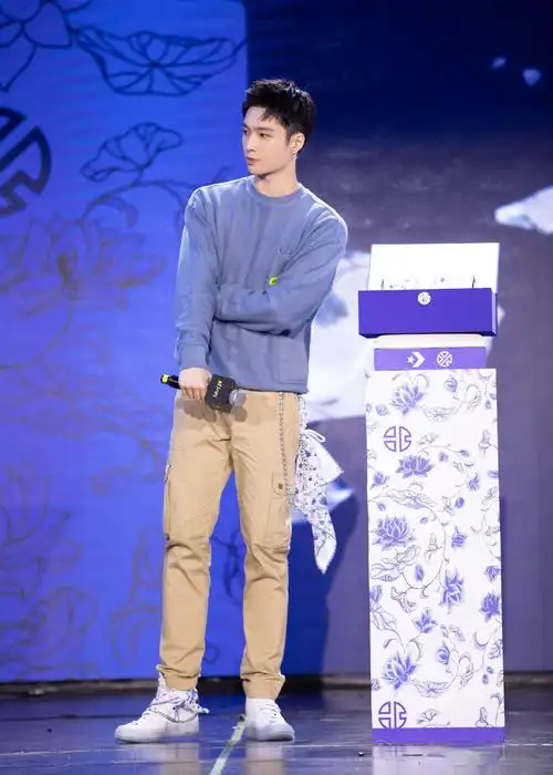 "小绵羊"张艺兴风格多变,穿蓝色卫衣配卡其工装裤,尽显潮男范
