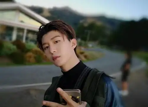 又有当红小生拍到室内抽烟了,而这个人正是范冰冰的弟弟范丞丞,在照片