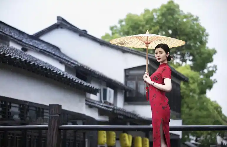 《古镇旗袍》拍摄于上海新场古镇