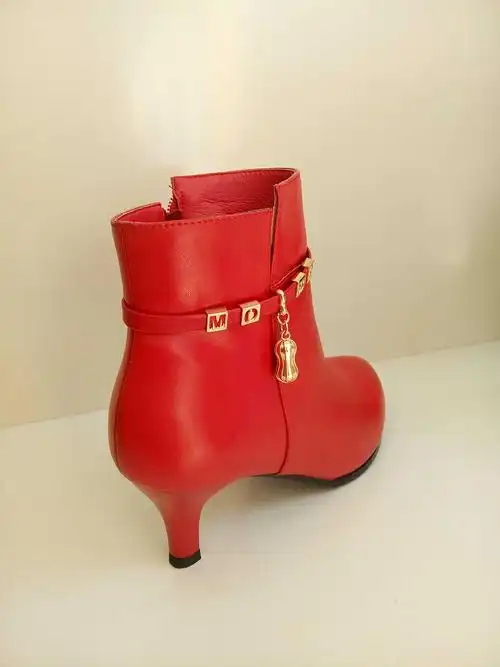 女鞋>>靴子商品属性 产品名称: 悦顺坊红色皮靴f58-5 后跟高: 4-5cm