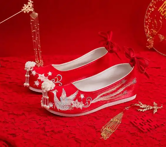 冬季加绒秀禾鞋女中式婚鞋配秀禾服红色轿鞋婚鞋