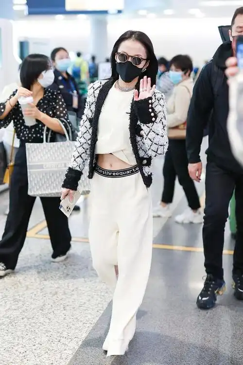 张韶涵街拍:粗呢菱格纹西装阔腿裤 大秀美腹