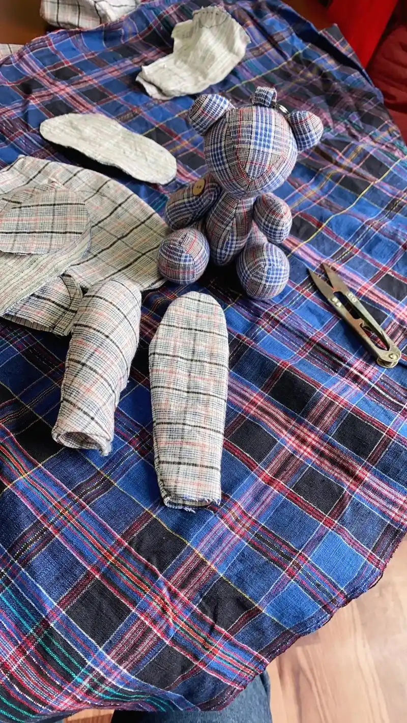 阴雨绵绵 晒晒老布妹妹跟妈妈在家做手工.#新三年旧三年缝缝补 - 抖音