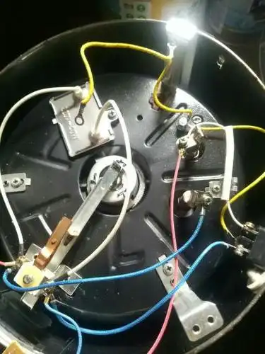 请问电饭锅的指示灯不亮了,但是好像还可以正常工作,我看了下指示灯没