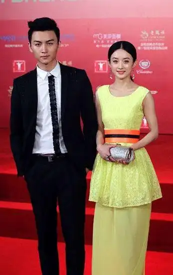 赵丽颖陈晓戏外首牵手亮相红毯引骚动
