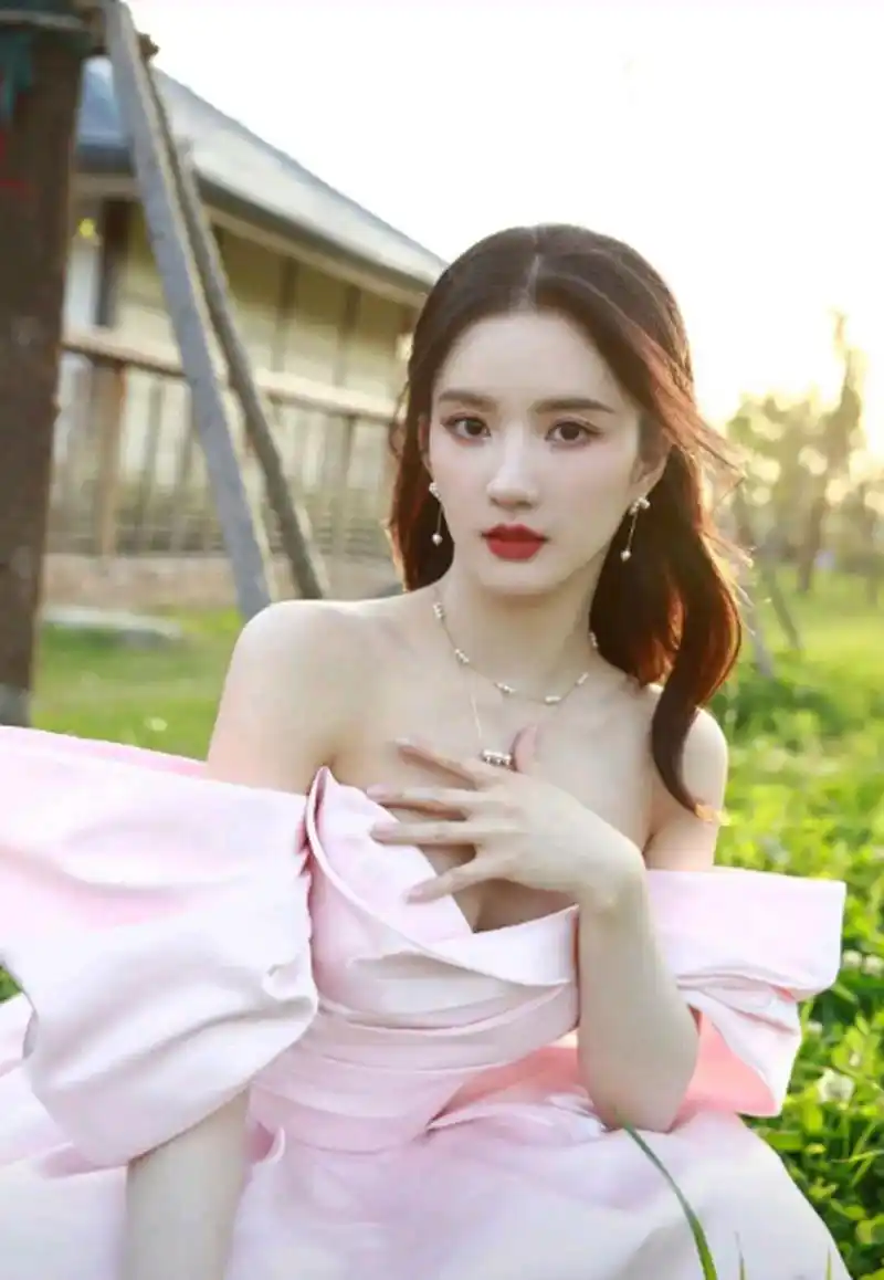 刘些宁晒美图,穿淡粉色抹胸礼服裙,给人一种公主在努力成长的感觉!