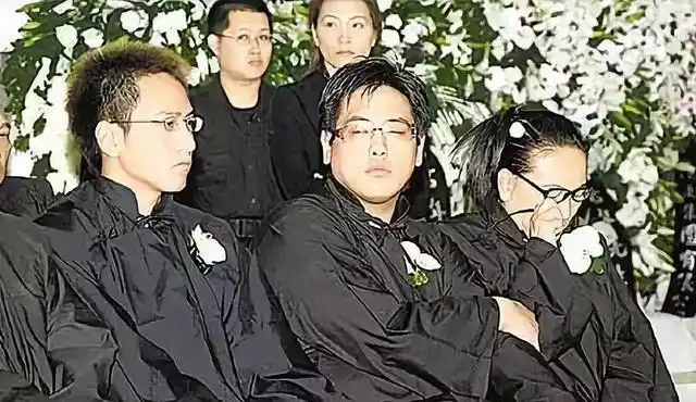 汤珈铖在父亲葬礼上表情凝重许多人说他无情,但真实原因是:他知道