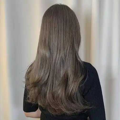 染了个亚麻色,效果不输发廊,发质竟然也变好了