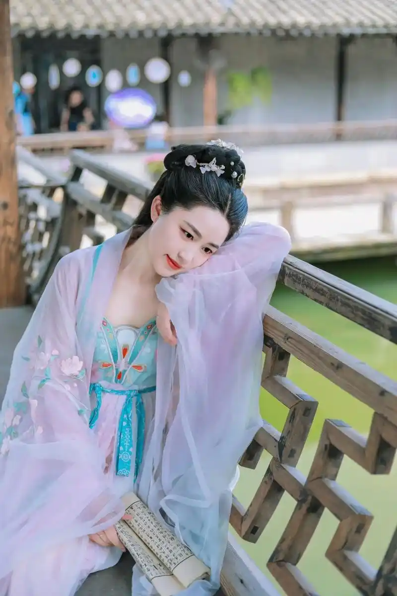 烟雨入江南.#原来穿上古装也可以这么美 #古风汉服美如画 # - 抖音