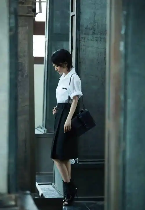 "不老女神"俞飞鸿,51岁的她如何用优雅躲过岁月?_仪态