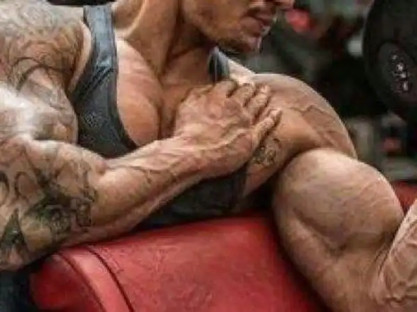 你手臂肌肉那么强壮平时训练手臂的健身没有少做吧?