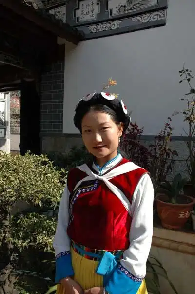生活在丽江四方街的纳西族姑娘