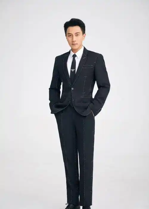 穿西装外套搭配破洞裤,时尚感不输魏大勋_杨幂_造型_不知道