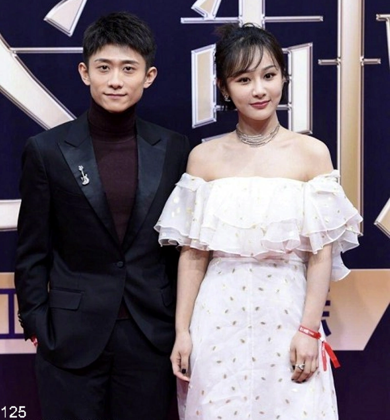 微博之夜四大护花使者,杨幂杨颖遭他"咸猪手",张一山很贴心!