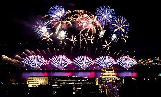 浏阳烟花美到爆棚橘洲焰火惊艳长沙夜空