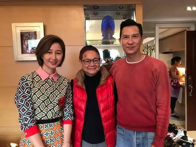 关咏荷与丈夫逛街,一脸皱纹挺自然,身材没腰真尴尬!