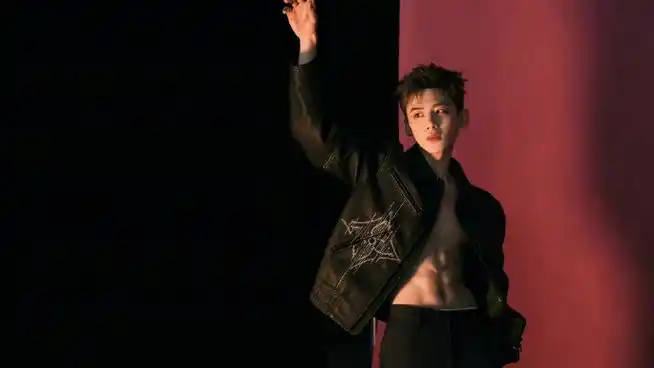 白敬亭腹肌封面