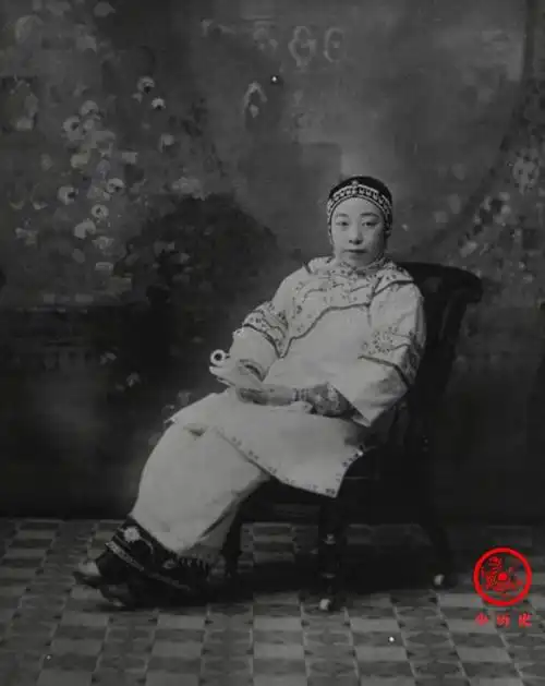 在清朝那个男男女女都留长发的时代,如果不能经常洗头,很容易生虱子