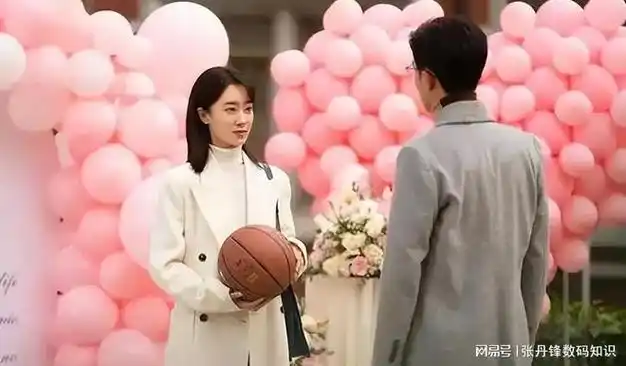 卫明扮演者李泽锋表示再不敢出门, 回复原因够笑三天|应采儿|黄晓明