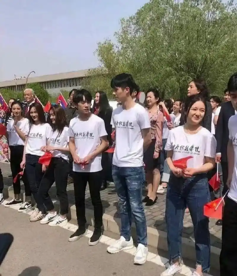 易烊千玺和刘昊然同框的画面,让旁边的两个女生笑的合不融嘴.