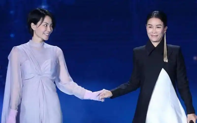 时隔20多年那英王菲同唱我和我的祖国天后一开口震惊全场