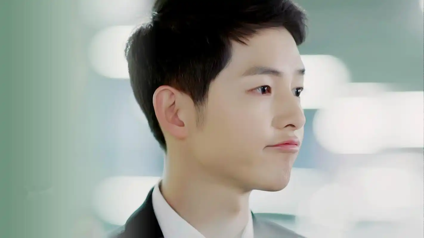 > 《太阳的后裔》宋仲基宋慧乔重逢剧照图片桌面壁纸(1280×800)