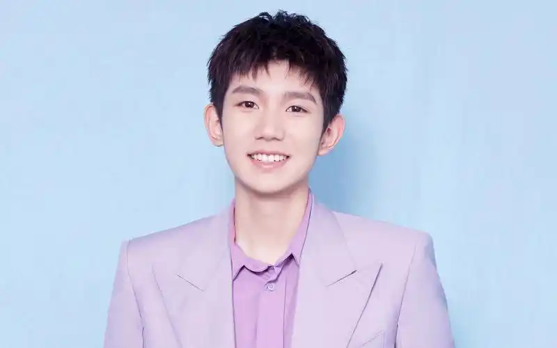 王源粉色西服帅气图片桌面壁纸