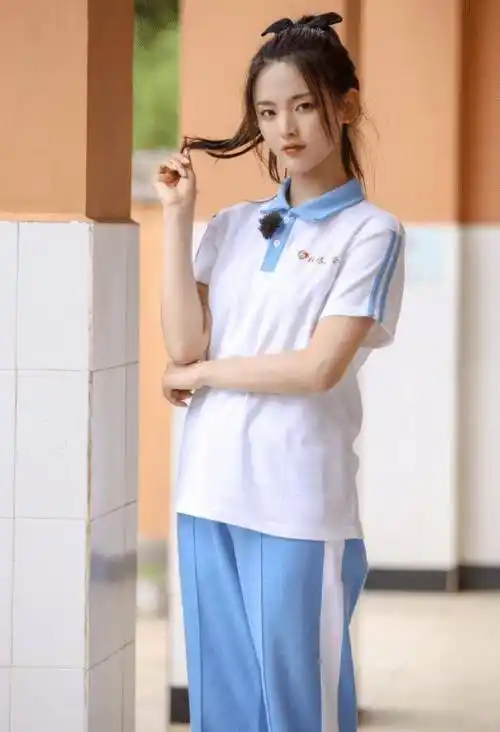 没想到杨超越竟能穿上"小学校服"?