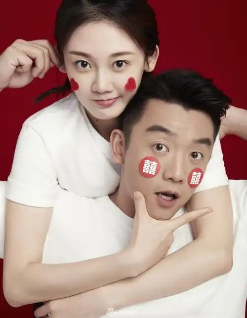 郑恺苗苗晒结婚照官宣结婚囍字贴肚似有寓意